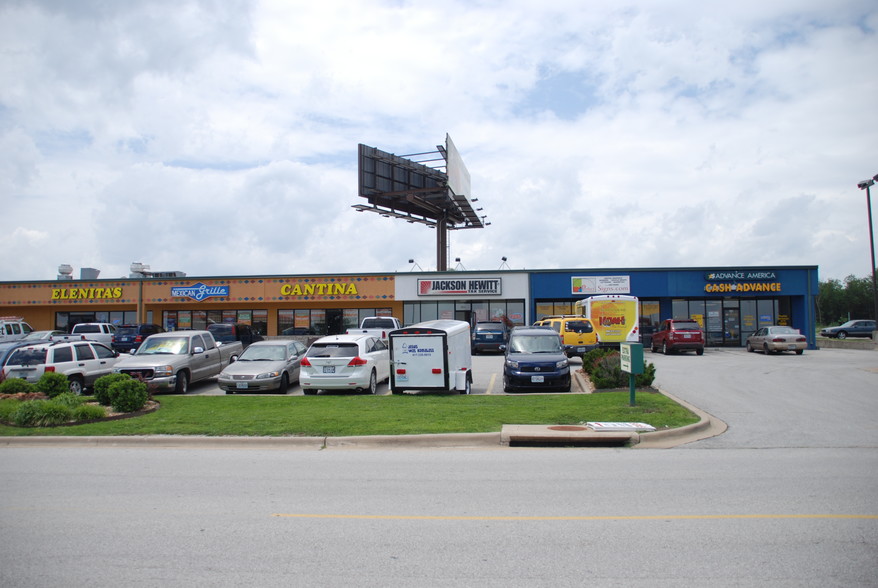 165 Southtowne Blvd, Hollister, MO for rent - Building Photo - Image 3 of 4