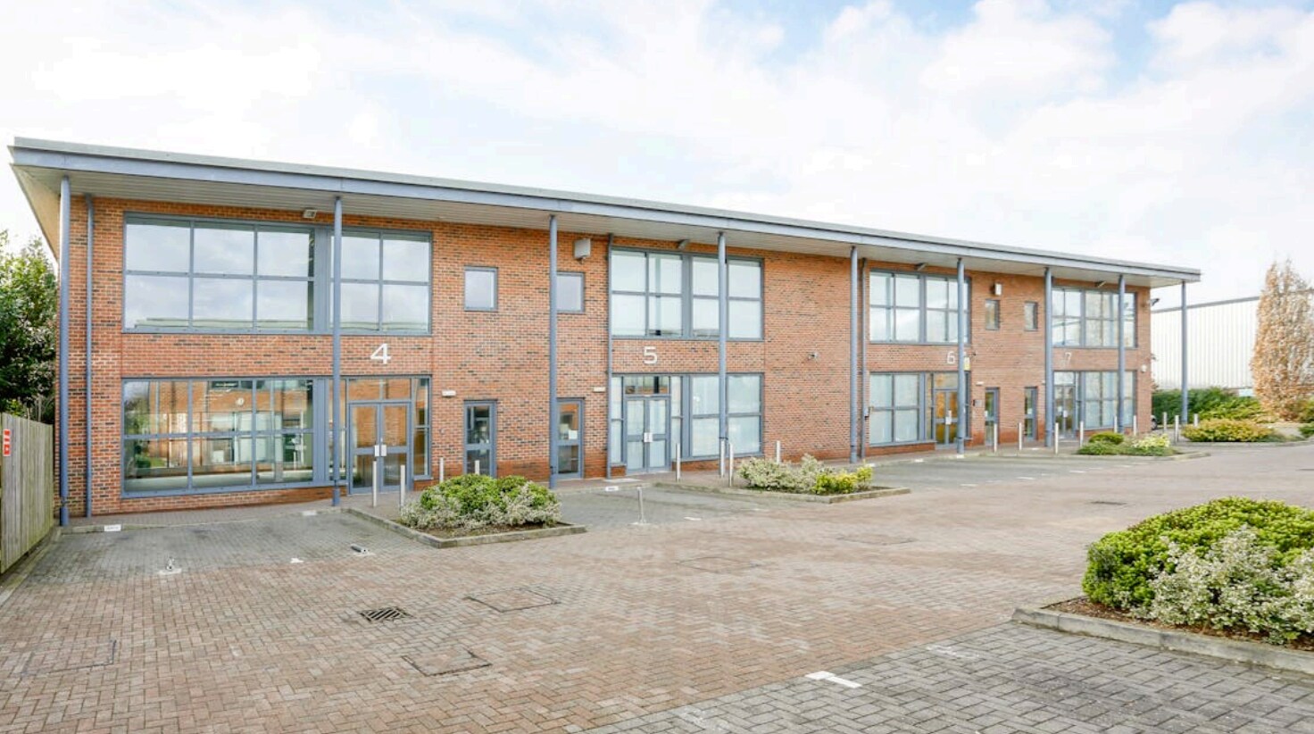 White Lion Rd, Amersham to rent Building Photo- Image 1 of 9