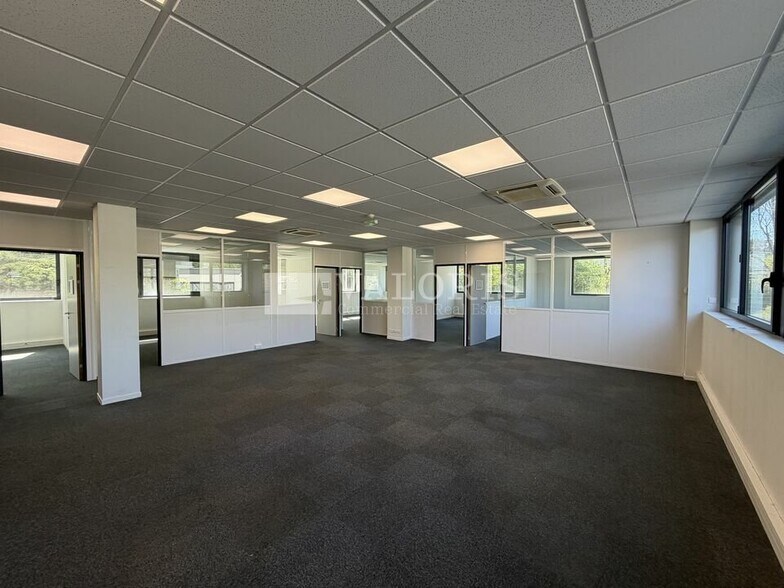Office in CHAMPAGNE-AU-MONT-D'OR to rent - Interior Photo - Image 2 of 9