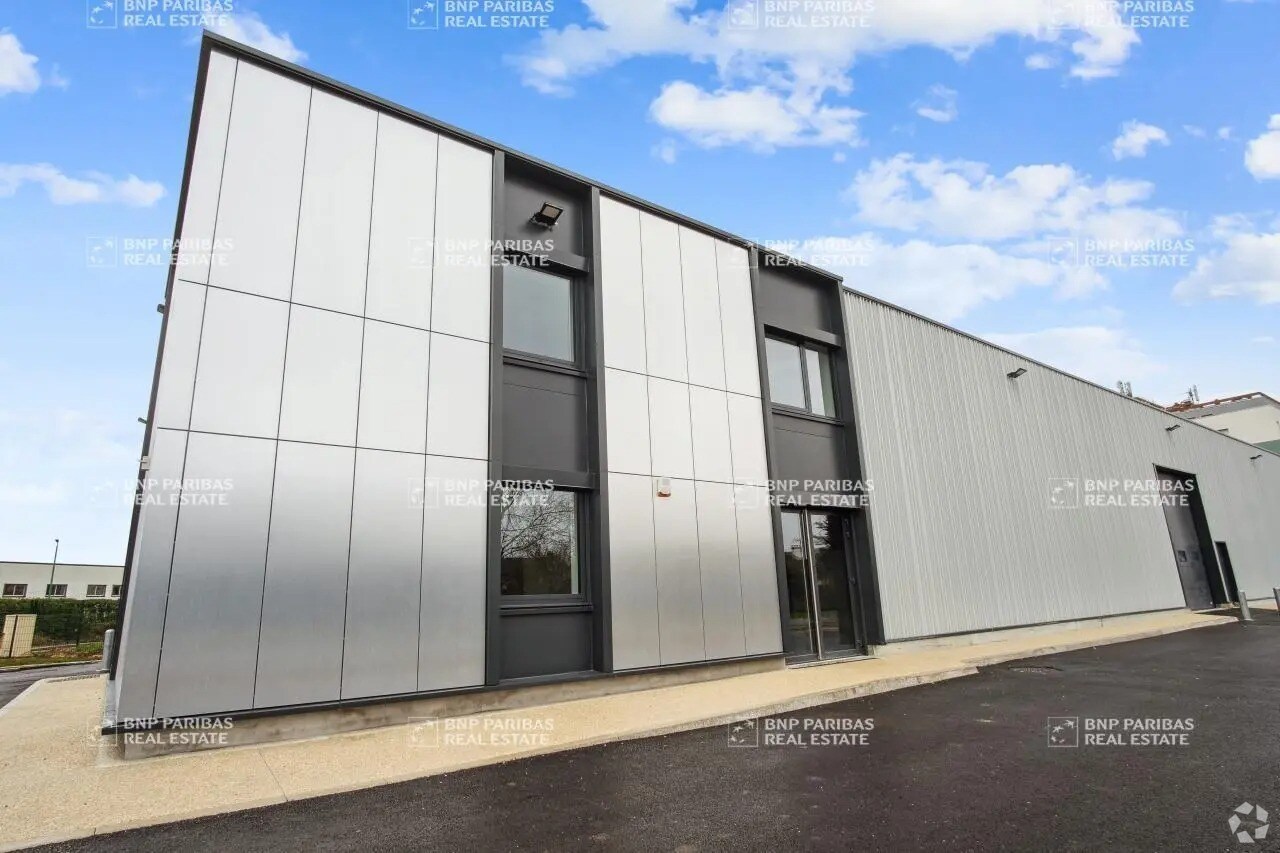 Light Industrial in Vaires-sur-Marne to rent Primary Photo- Image 1 of 21