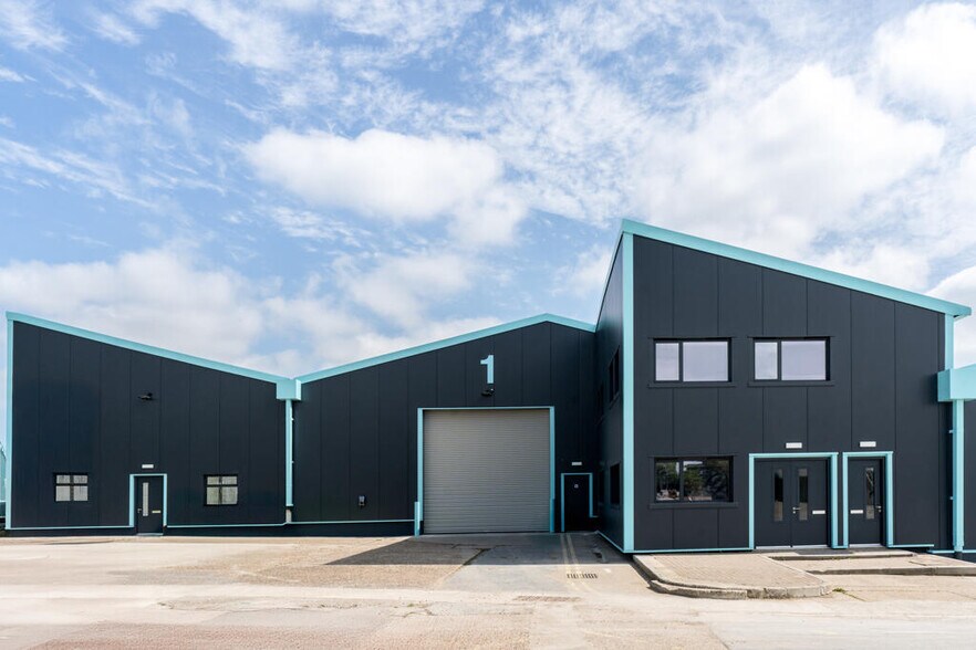 1 Wharf Ln, Basildon to rent - Building Photo - Image 1 of 9