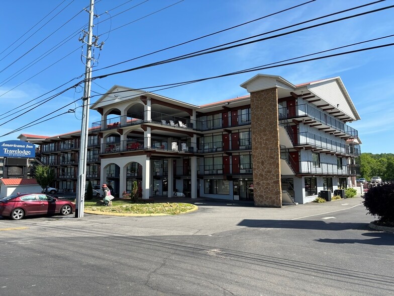 Pigeon Forge Hospitality Portfolio portfolio of 3 properties for sale on LoopNet.co.uk - Building Photo - Image 3 of 17