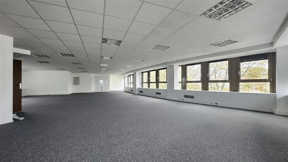 Office in La Garenne-Colombes to rent - Building Photo - Image 2 of 8