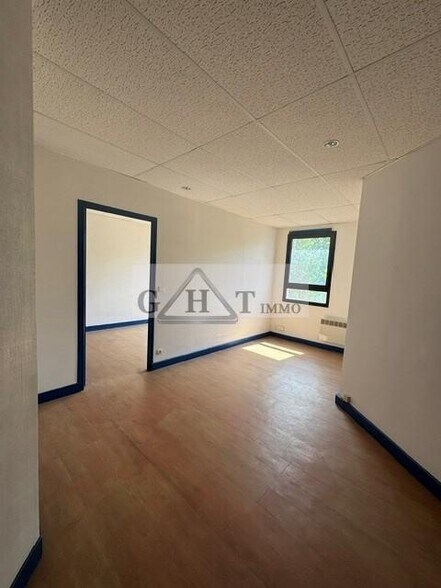 Office in Noisy Le Grand for sale - Interior Photo - Image 3 of 6