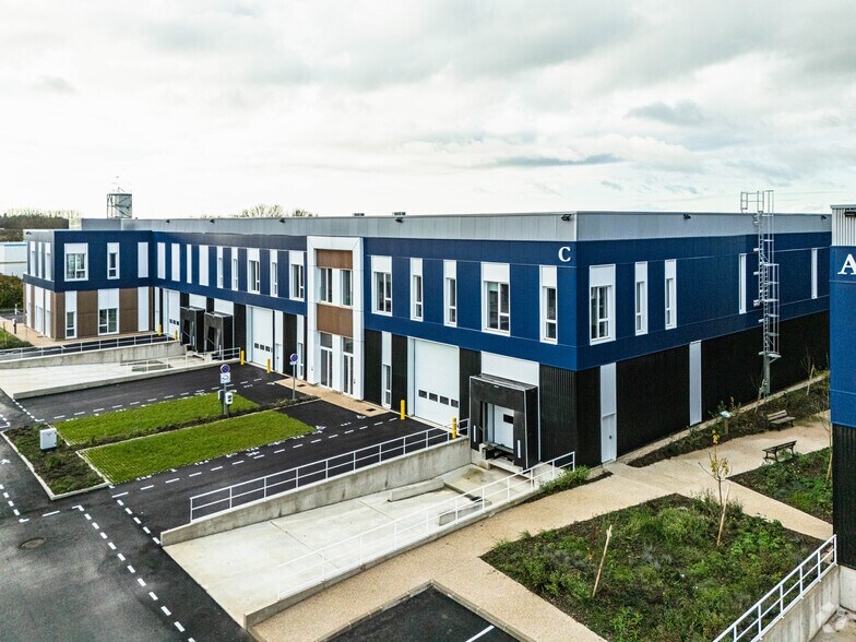 Light Industrial in Moissy-Cramayel to rent - Primary Photo - Image 1 of 3