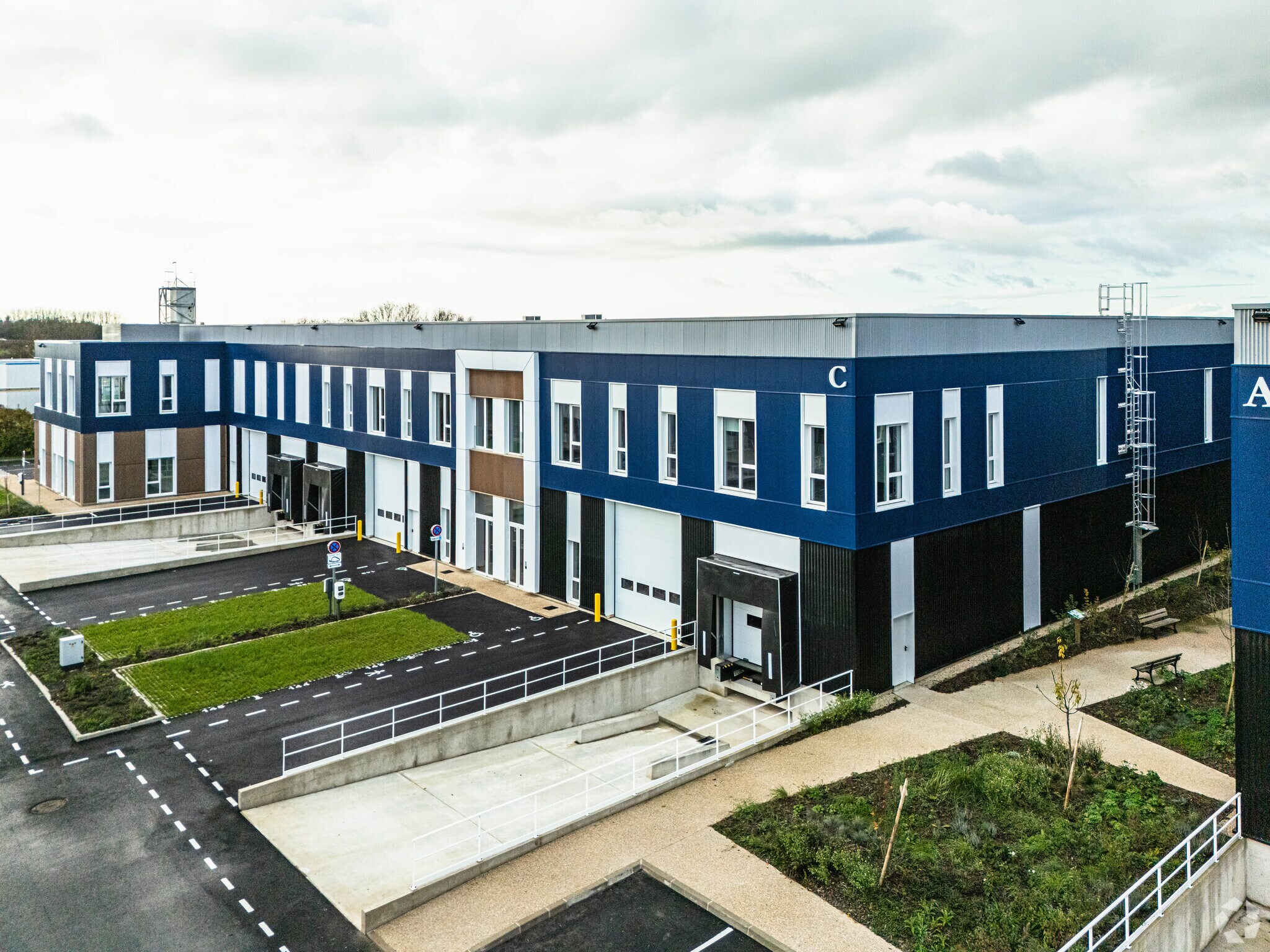 Light Industrial in Moissy-Cramayel to rent Primary Photo- Image 1 of 4