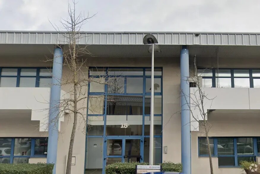 Light Industrial in Bron to rent - Building Photo - Image 1 of 16