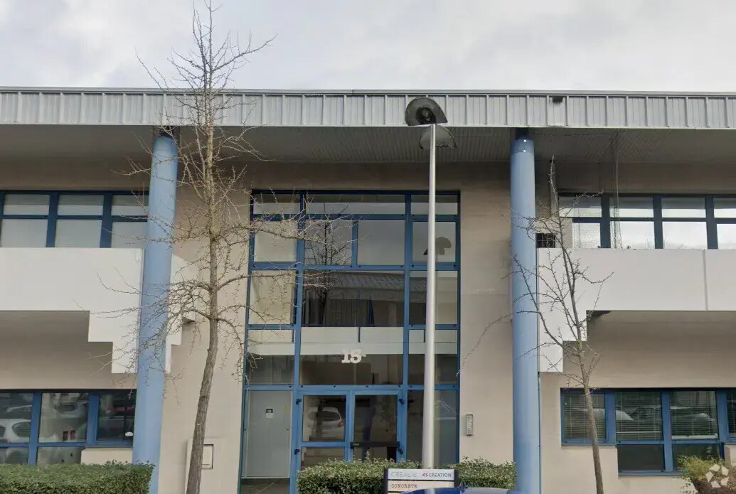 Light Industrial in Bron to rent Building Photo- Image 1 of 17