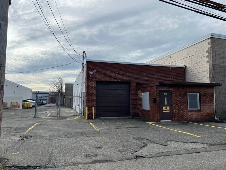 700 Summa Ave, Westbury 11590 UK