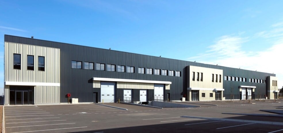 Light Industrial in Saint-Bonnet-de-Mure to rent - Building Photo - Image 1 of 28