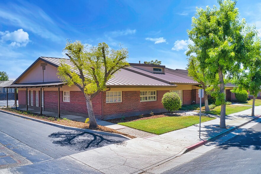 213 Center St, Hanford, CA for sale - Building Photo - Image 1 of 1