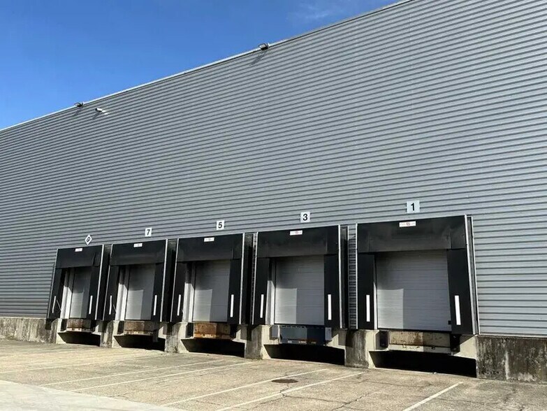 Industrial in Mions to rent - Building Photo - Image 3 of 18