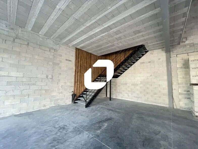 Retail in SAINT-JEAN-D'ILLAC to rent - Interior Photo - Image 2 of 9