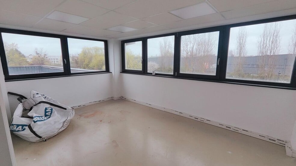 1 Avenue Du Bois De L'Epine, Évry-Courcouronnes for sale - Interior Photo - Image 2 of 11