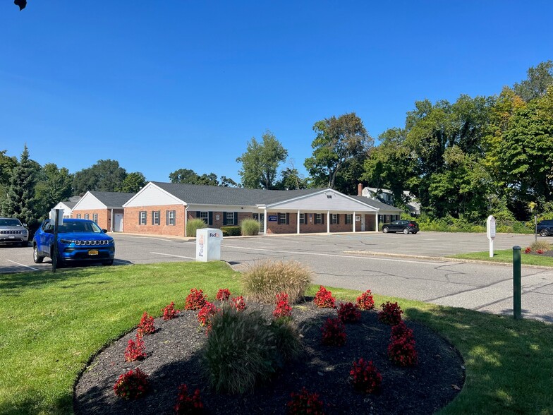 518 E Main St, Riverhead, NY for sale - Building Photo - Image 1 of 1