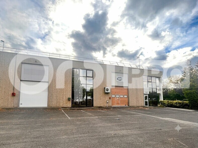 Light Industrial in Coignieres to rent - Building Photo - Image 2 of 3