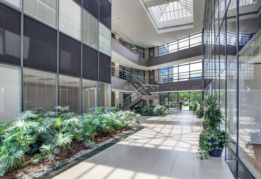 3000 Wilcrest Dr, Houston, TX to rent - Lobby - Image 3 of 6