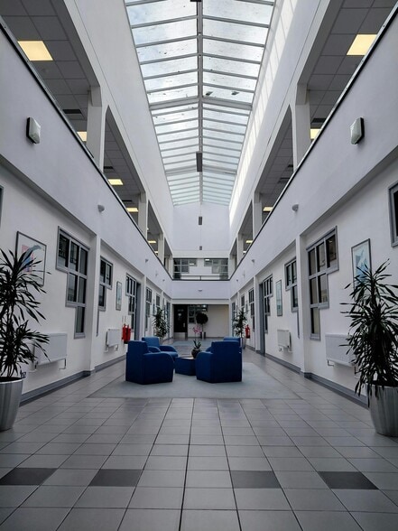 Gillette Way, Reading to rent - Building Photo - Image 3 of 9