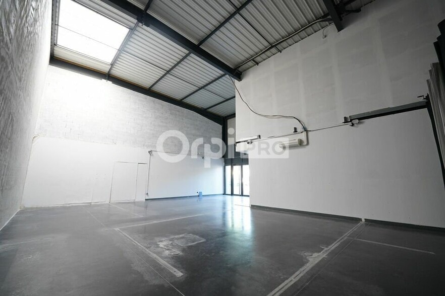 89 Avenue Des Bruyères, Décines-Charpieu to rent - Interior Photo - Image 3 of 9