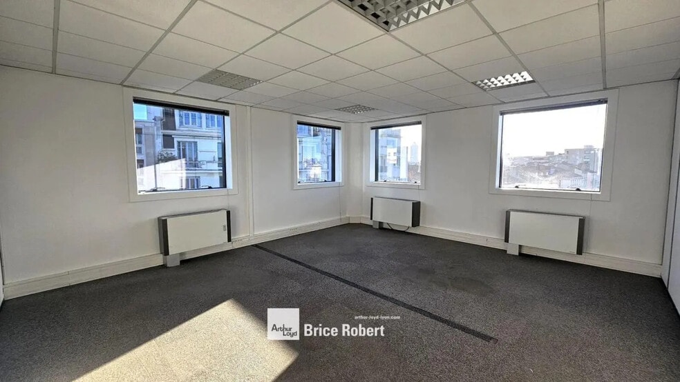 75 Cours Emile Zola, Villeurbanne to rent - Interior Photo - Image 3 of 9