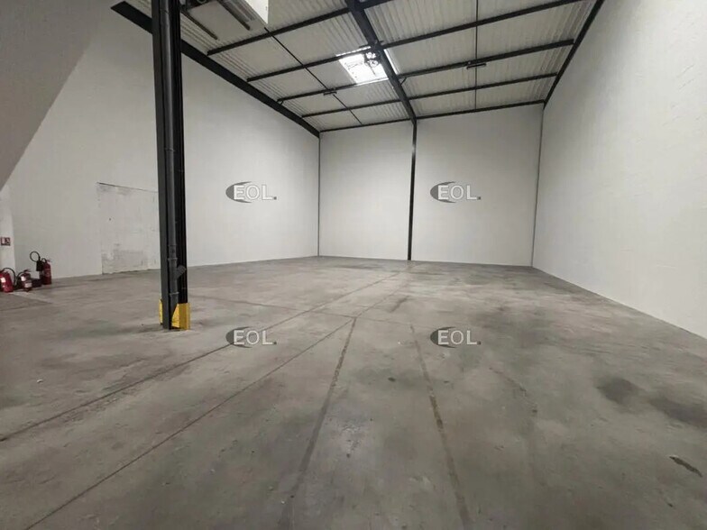 Light Industrial in Lieusaint to rent - Interior Photo - Image 2 of 4
