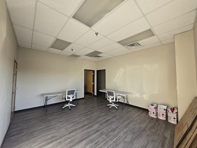 11501 Rojas Dr, El Paso, TX for rent - Building Photo - Image 3 of 18