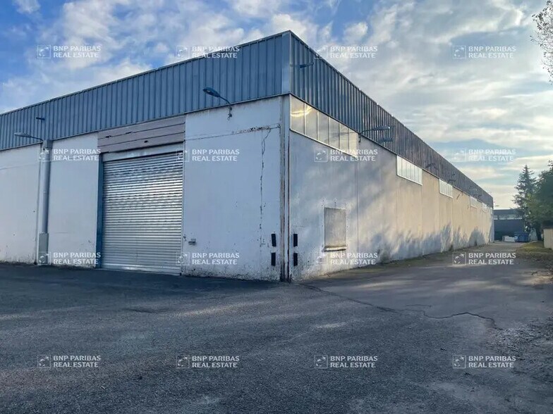 Light Industrial in Vaulx-en-Velin to rent - Building Photo - Image 3 of 4