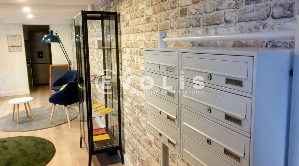 Office in Vanves to rent - Lobby - Image 3 of 7