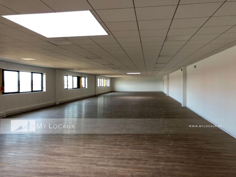 Industrial in Louvres to rent - Interior Photo - Image 3 of 5