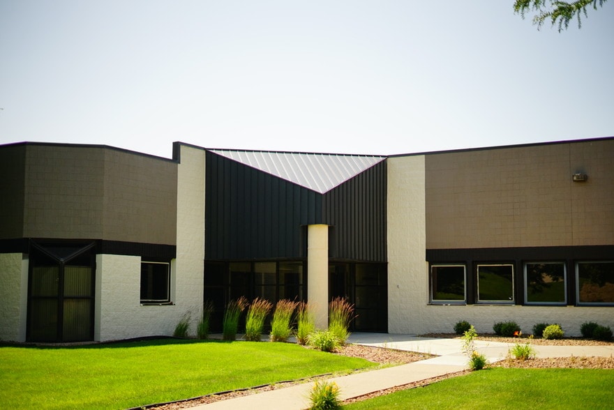 7615 Golden Triangle Dr, Eden Prairie, MN to rent - Building Photo - Image 2 of 3