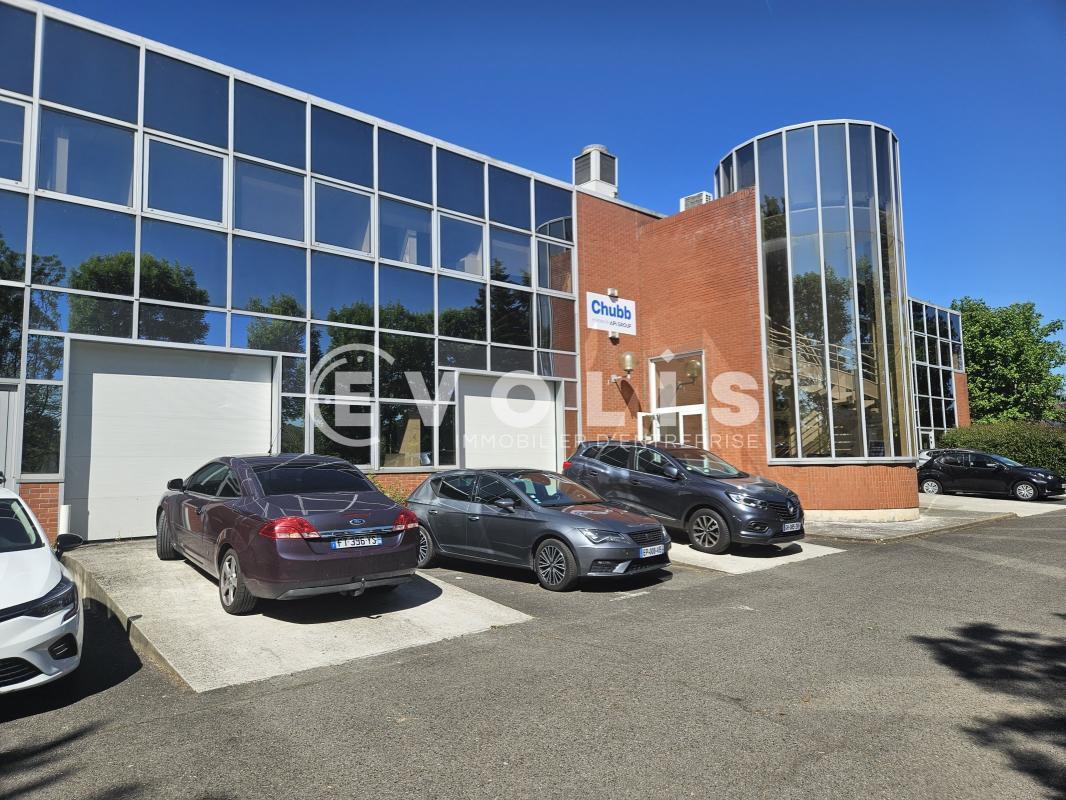 Light Industrial in Les Ulis to rent Building Photo- Image 1 of 27