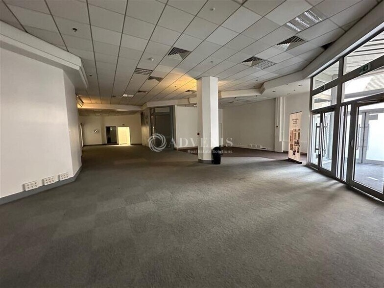 Retail in Noisy-le-Grand to rent - Interior Photo - Image 1 of 6