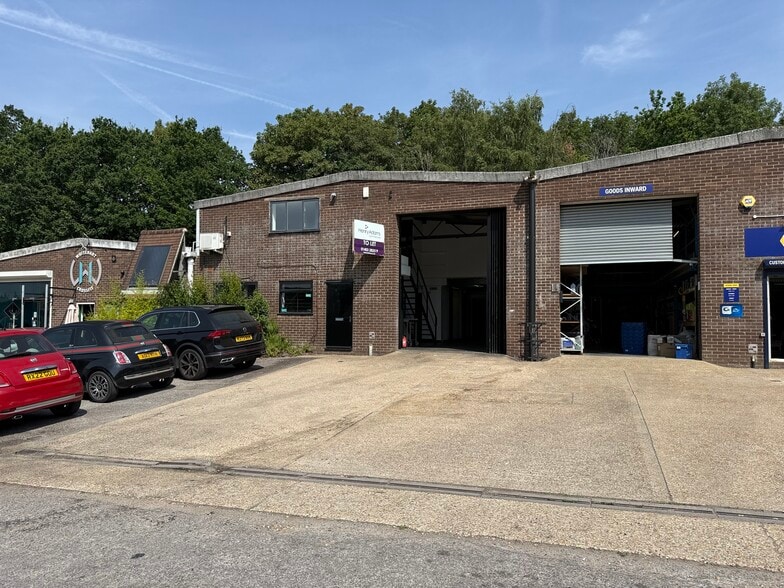 Unit 11 Station Rd, Pulborough to rent - Building Photo - Image 2 of 14