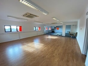 1 Bath Rd, Newbury to rent Interior Photo- Image 2 of 3