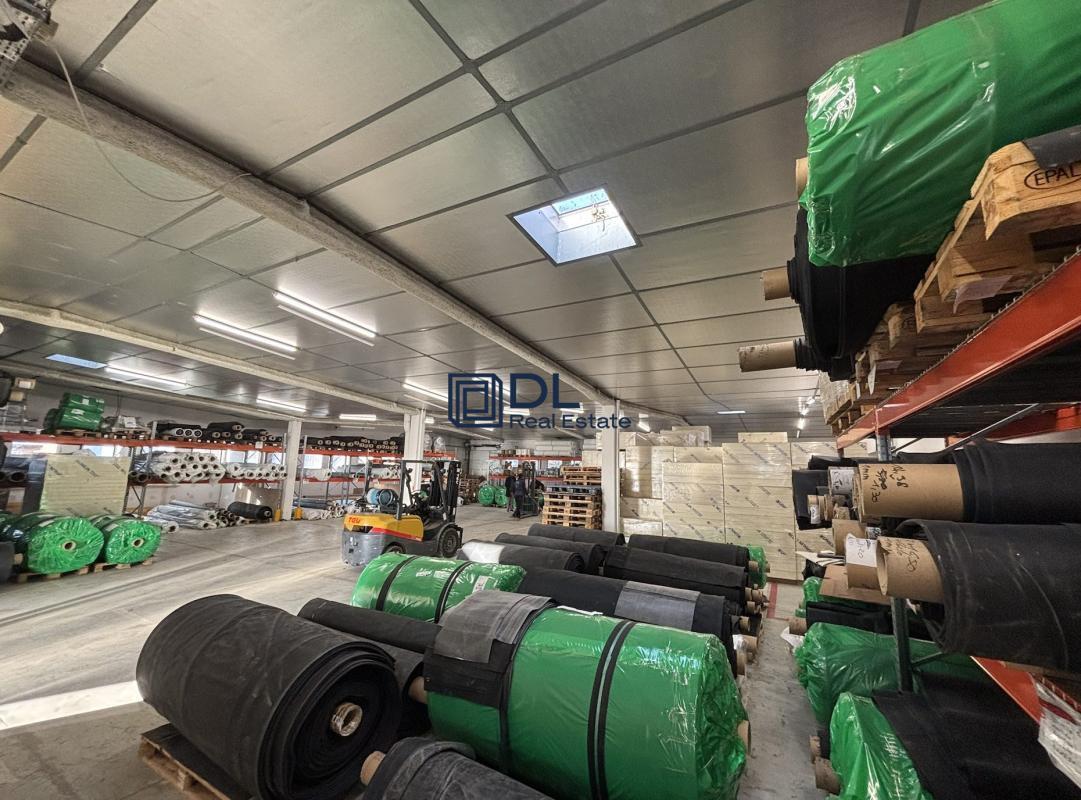Industrial in Les Essarts-le-Roi for sale Interior Photo- Image 1 of 10