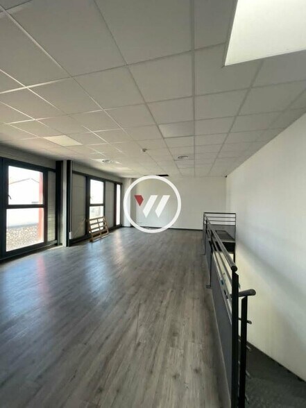 Industrial in Marseille to rent - Interior Photo - Image 2 of 6