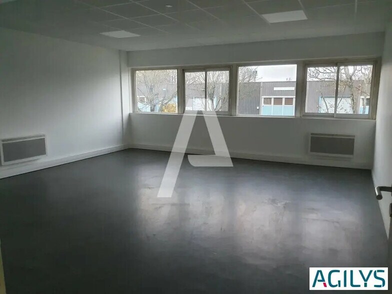 Light Industrial in Torcy to rent - Interior Photo - Image 2 of 4