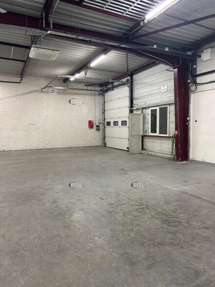 Light Industrial in Franconville to rent - Building Photo - Image 1 of 7