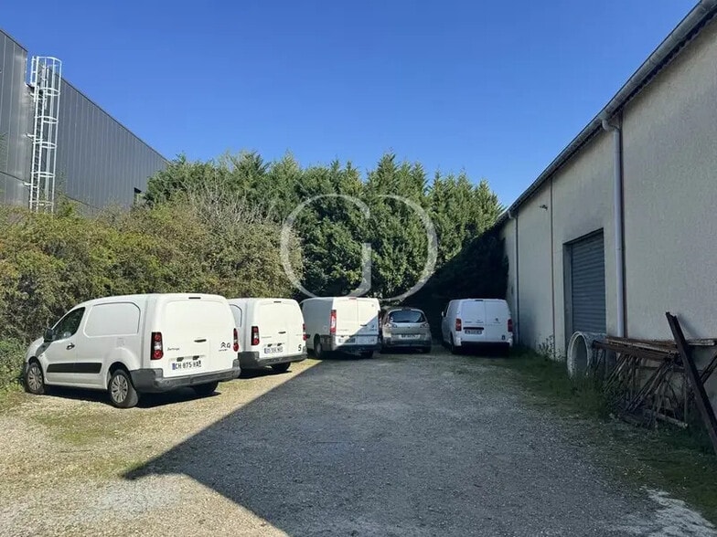 98 Rue Des Sources, Saint-Genis-Laval to rent - Building Photo - Image 2 of 7