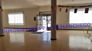 Retail in Mora, Toledo to rent Interior Photo- Image 2 of 4