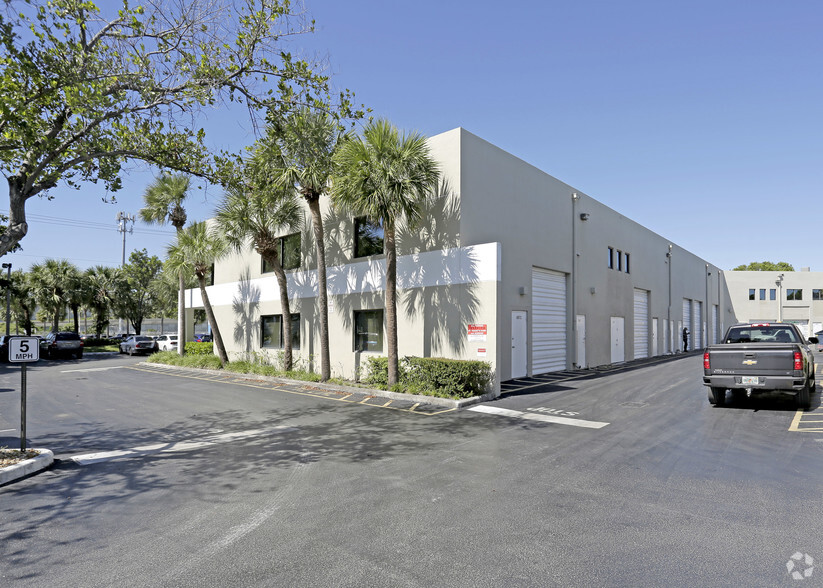 Light Industrial in Miami, FL for sale - Primary Photo - Image 1 of 1