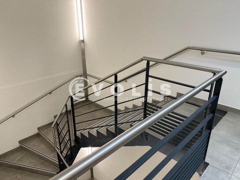 100 Chemin Des Guinguettes, Vaulx-Milieu to rent - Building Photo - Image 3 of 9