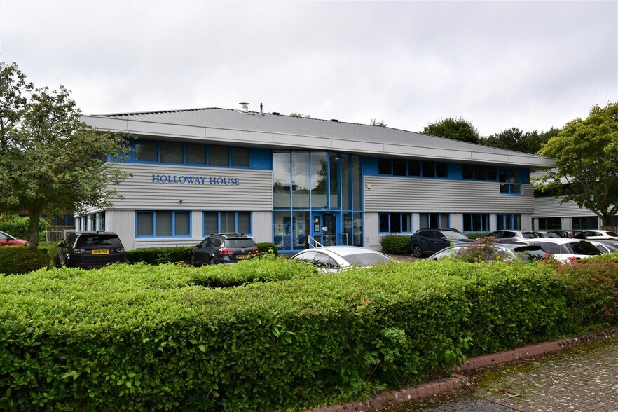 Epsom Sq, Trowbridge to rent - Building Photo - Image 1 of 8