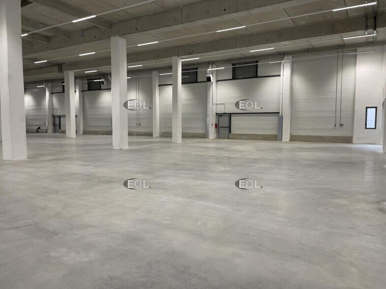 Light Industrial in Nanterre to rent - Building Photo - Image 2 of 16