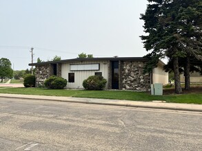 1101 W Russell St, Sioux Falls, SD for rent Building Photo- Image 1 of 6