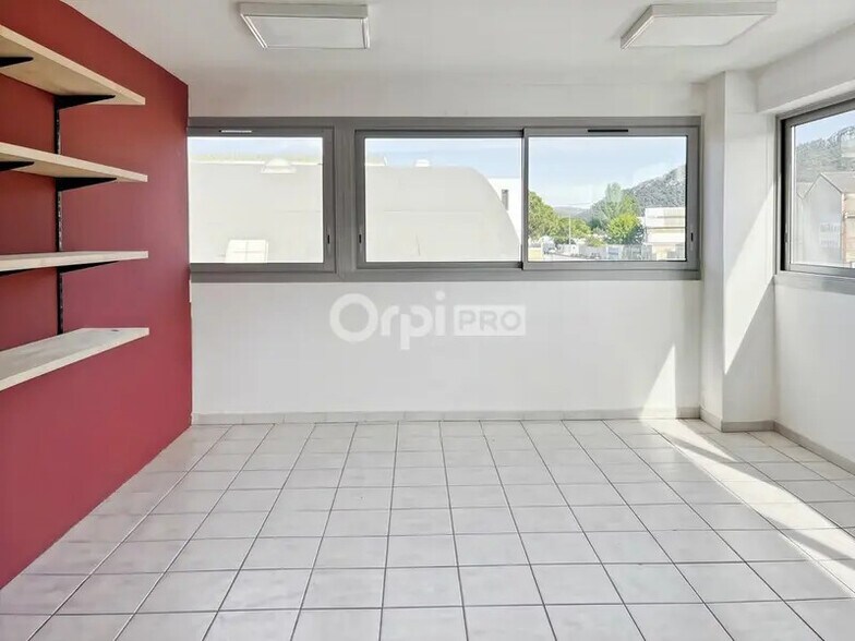 Office in Aubagne to rent - Interior Photo - Image 2 of 5