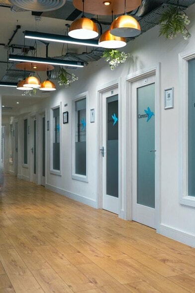 190 Camden High St, London to rent - Interior Photo - Image 3 of 9