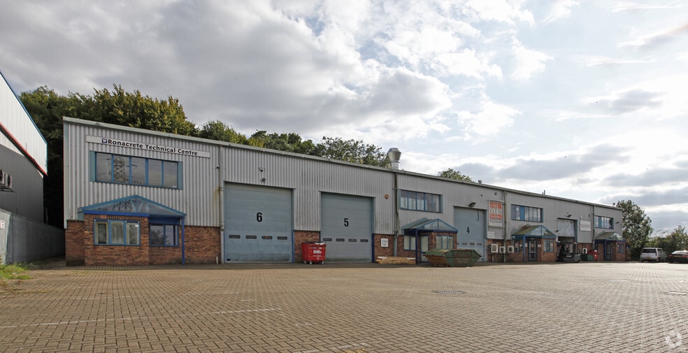 Flex Meadow, Harlow for sale - Primary Photo - Image 1 of 1