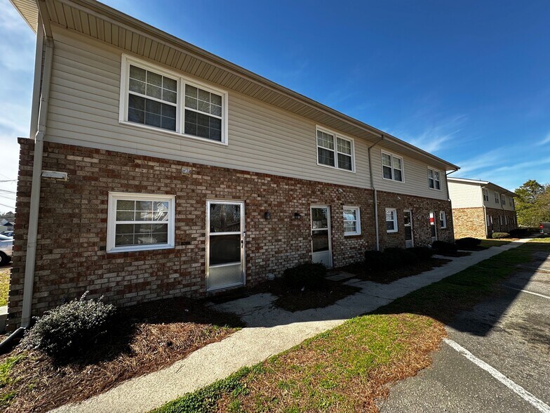 600 S Boddie St, Nashville 27856 Colonial Apartments UK