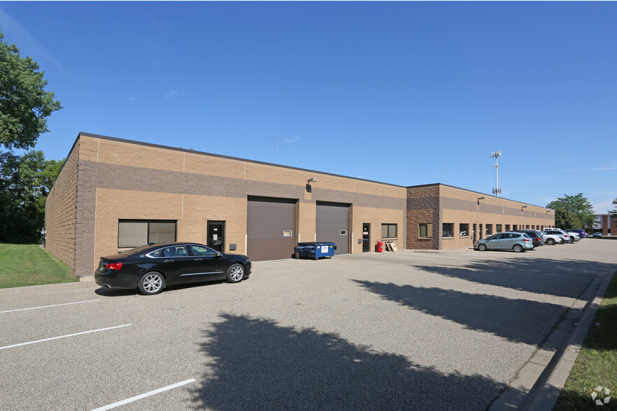 1301-1319 Larc Industrial Blvd, Burnsville, MN for rent - Building Photo - Image 2 of 8